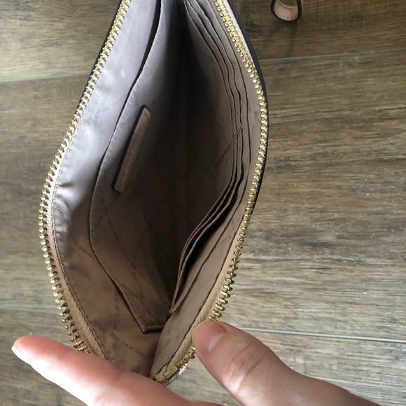 New Michael Kors Wristlet - Picture 3 of 3